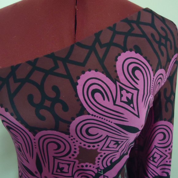 Analili Small Purple One Shoulder Long Sleeve Dress in Abstract Print - Picture 3 of 9